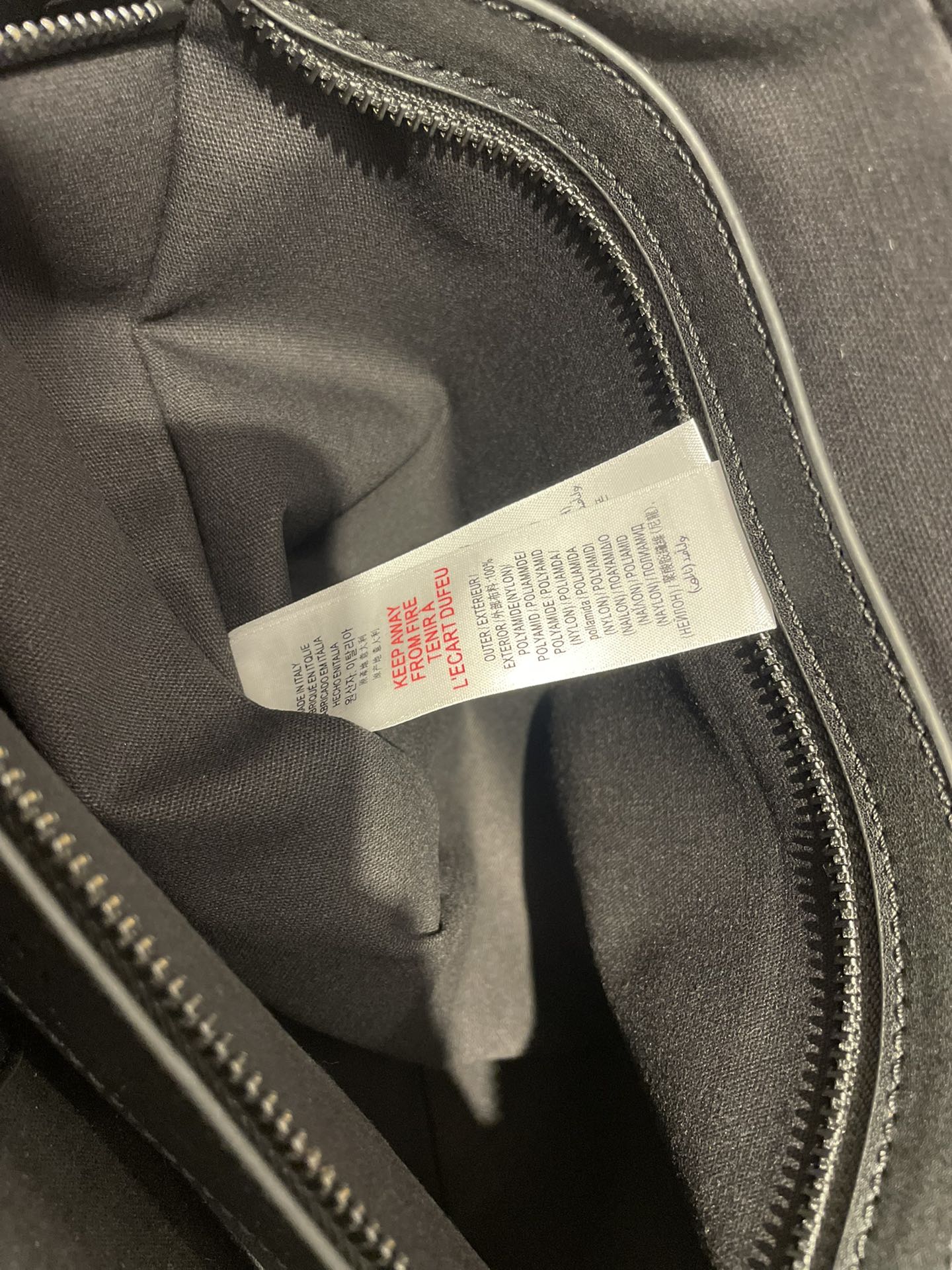 -B家最新款公文包，采用格纹与意大利鞣制皮革打造，装饰品牌徽标设计。可缔造手提造型，或使用可拆式背带肩背