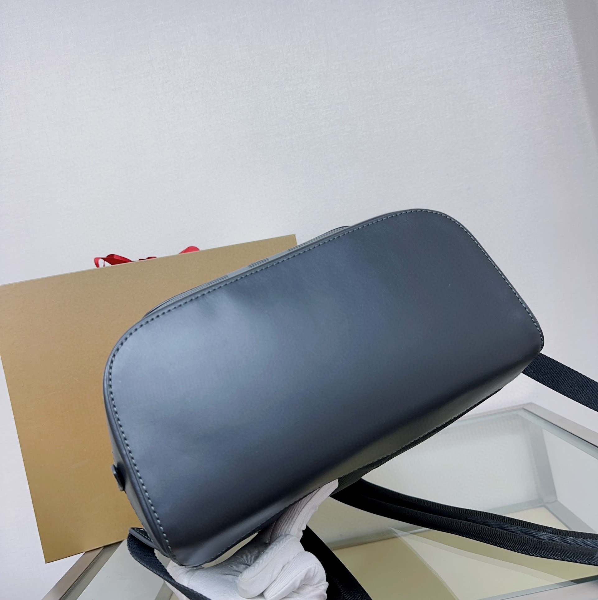 B包Rocco 炭灰色双肩包.精美装饰 Burberry 格纹,点缀立体品牌徽标。顶部皮革提柄.可调式肩