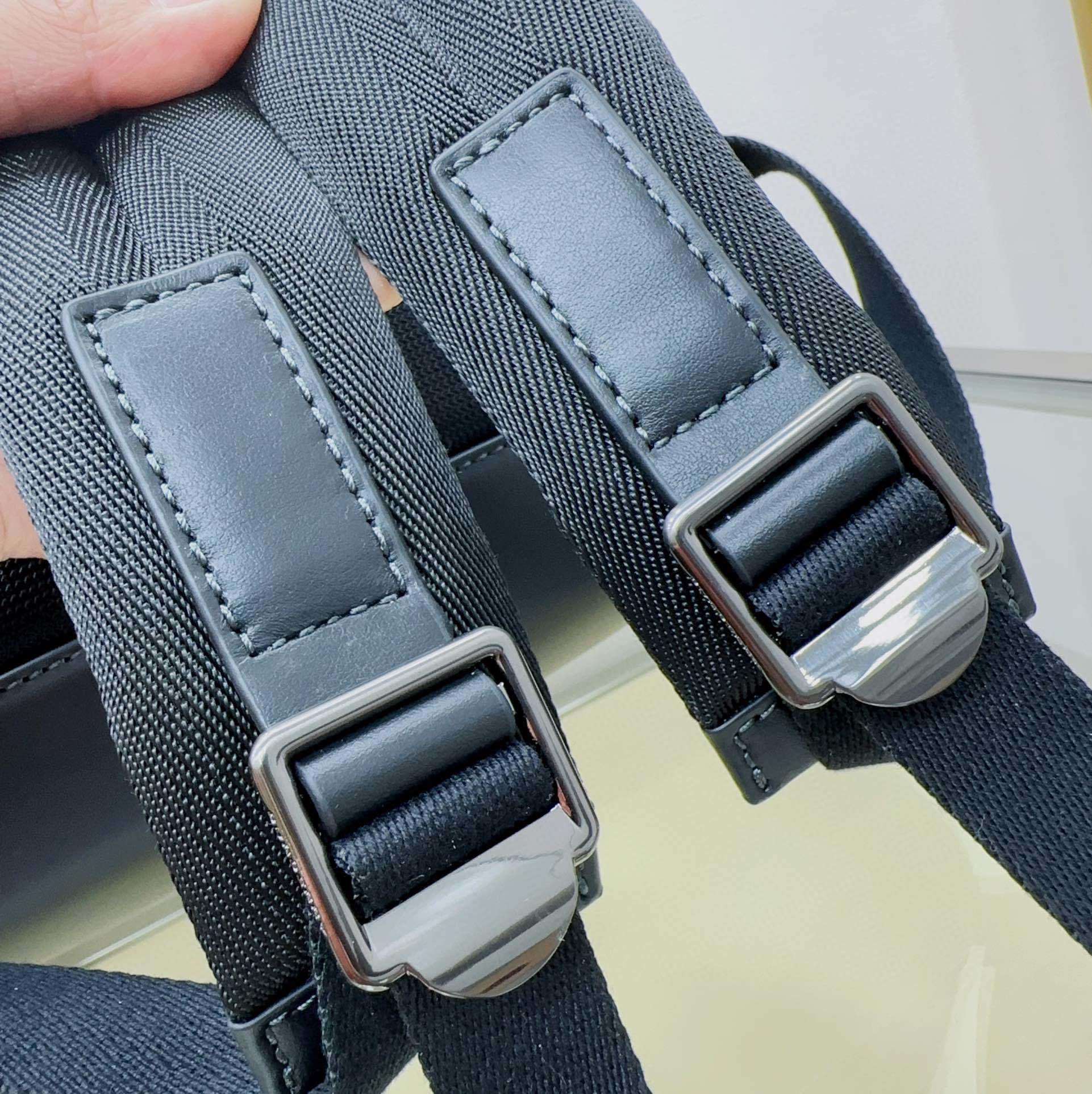 B包Rocco 炭灰色双肩包.精美装饰 Burberry 格纹,点缀立体品牌徽标。顶部皮革提柄.可调式肩