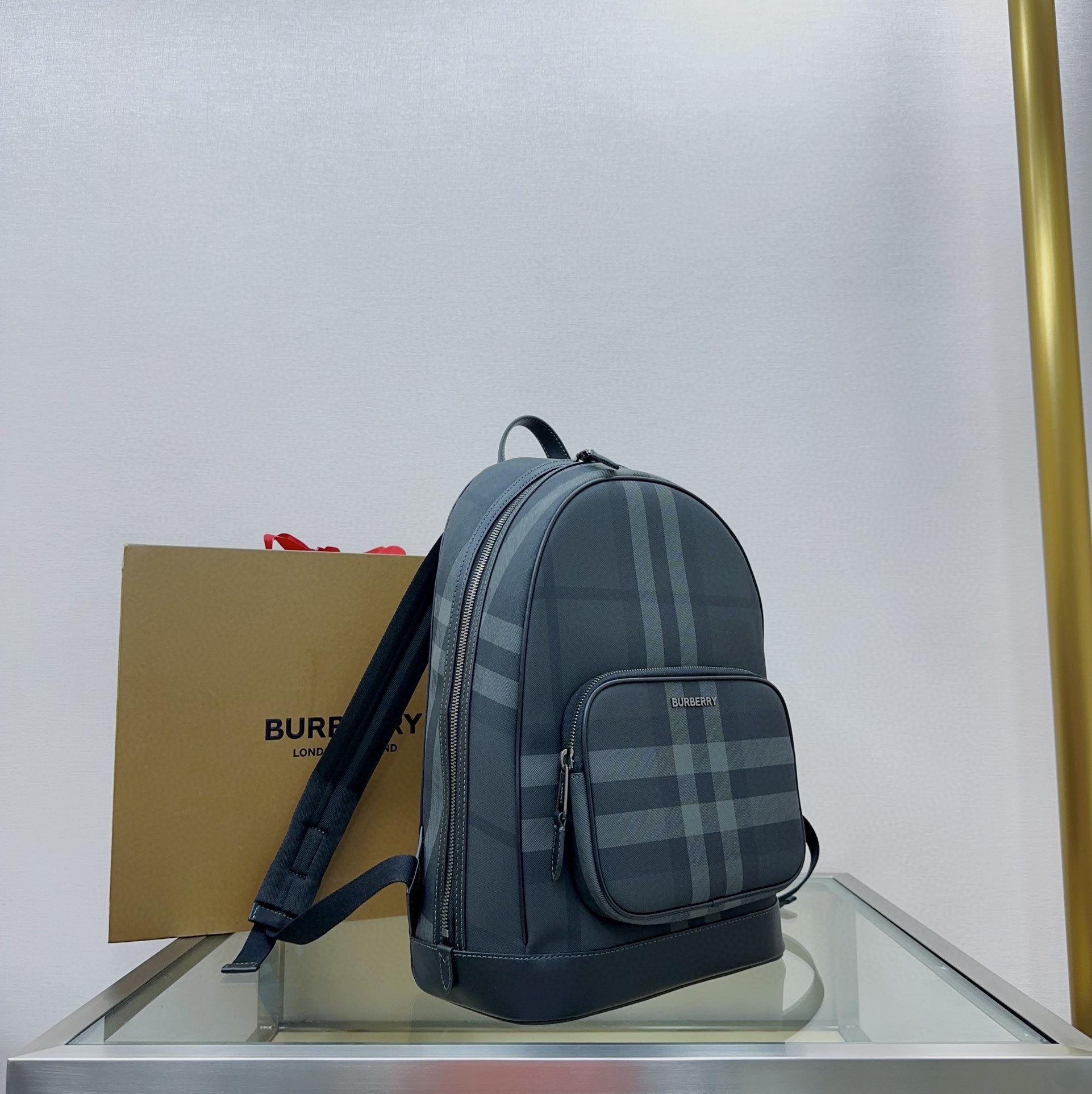 B包Rocco 炭灰色双肩包.精美装饰 Burberry 格纹,点缀立体品牌徽标。顶部皮革提柄.可调式肩