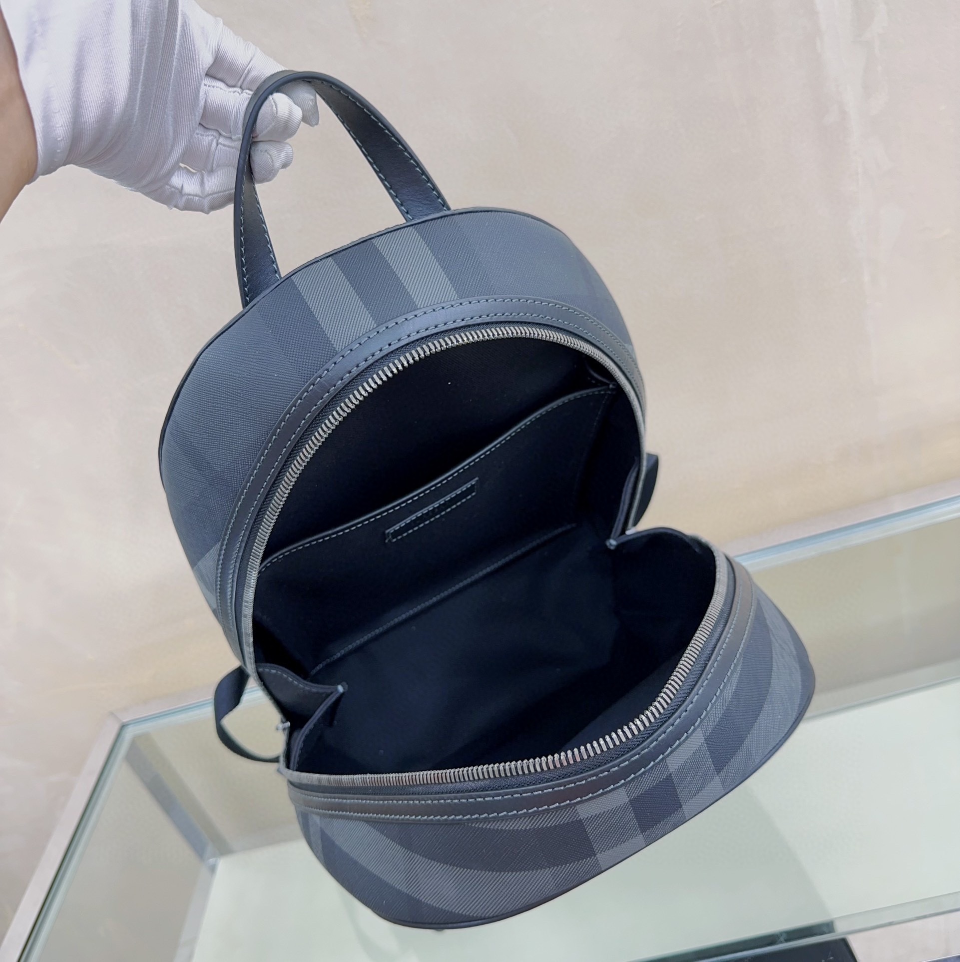 B包Rocco 炭灰色双肩包.精美装饰 Burberry 格纹,点缀立体品牌徽标。顶部皮革提柄.可调式肩