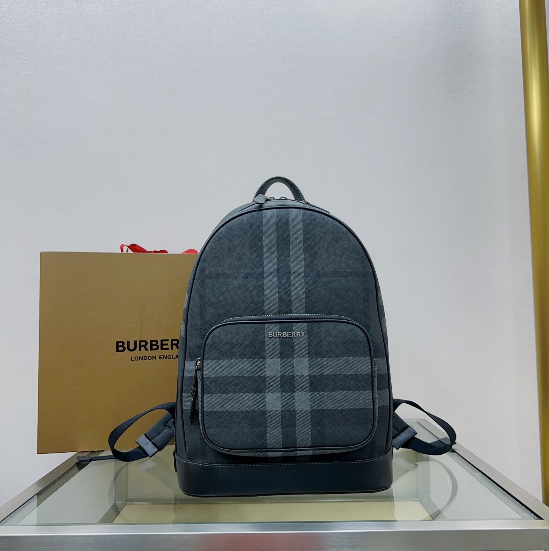 B包Rocco 炭灰色双肩包.精美装饰 Burberry 格纹,点缀立体品牌徽标。顶部皮革提柄.可调式肩