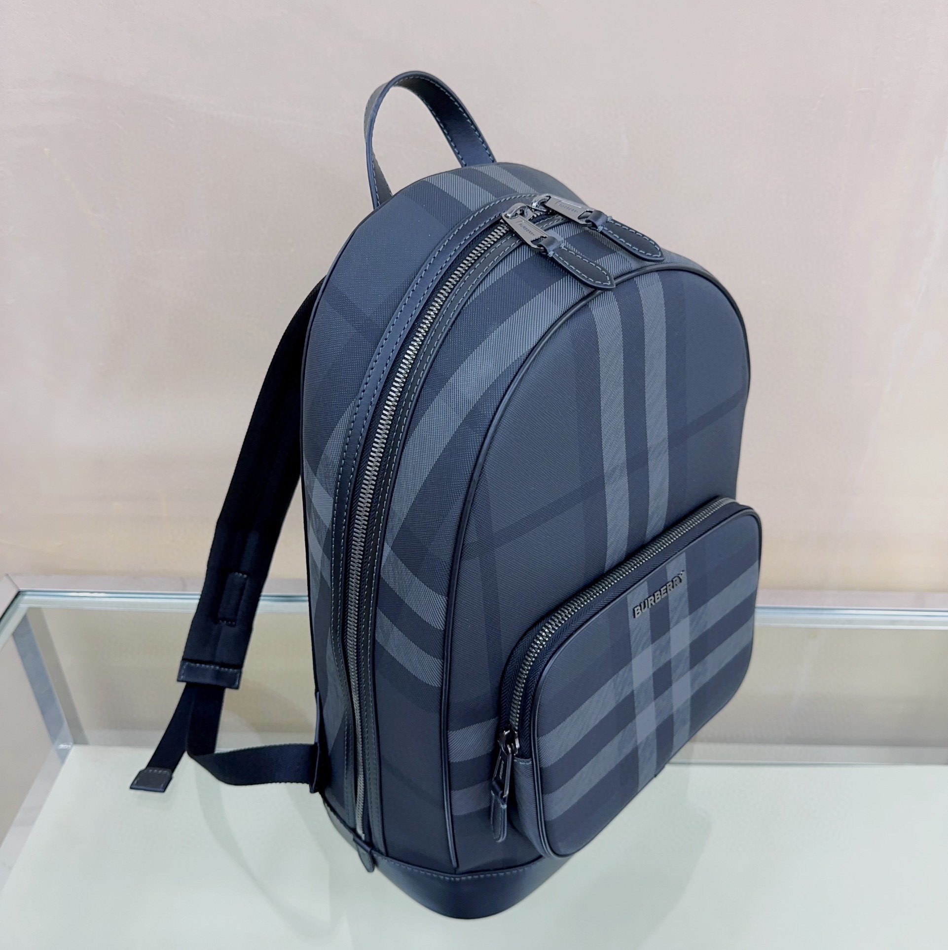 B包Rocco 炭灰色双肩包.精美装饰 Burberry 格纹,点缀立体品牌徽标。顶部皮革提柄.可调式肩