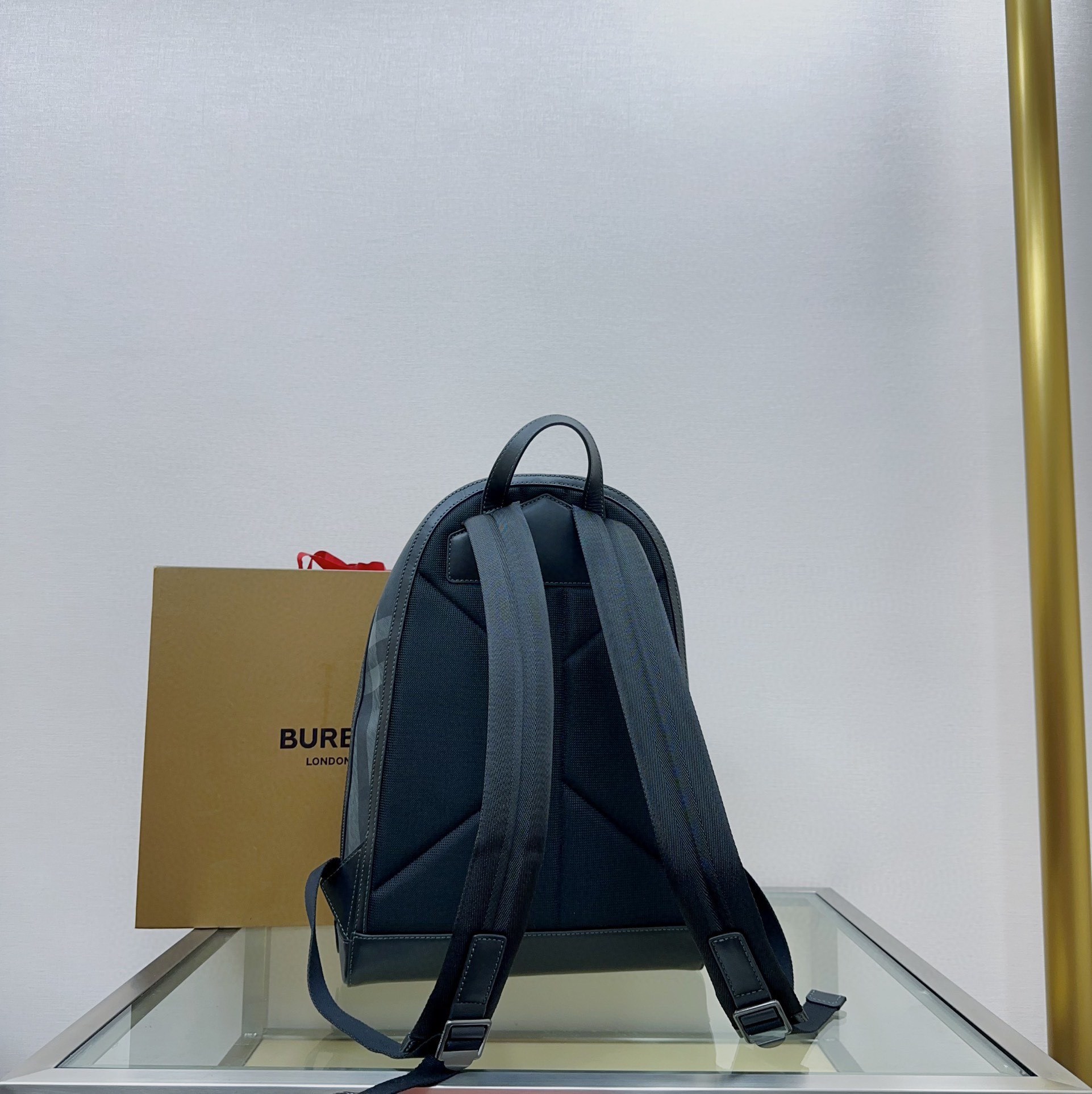 B包Rocco 炭灰色双肩包.精美装饰 Burberry 格纹,点缀立体品牌徽标。顶部皮革提柄.可调式肩
