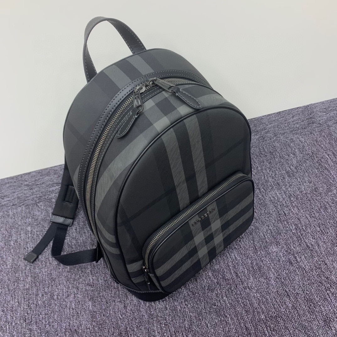 B包Rocco 炭灰色双肩包.精美装饰 Burberry 格纹,点缀立体品牌徽标。顶部皮革提柄.可调式肩