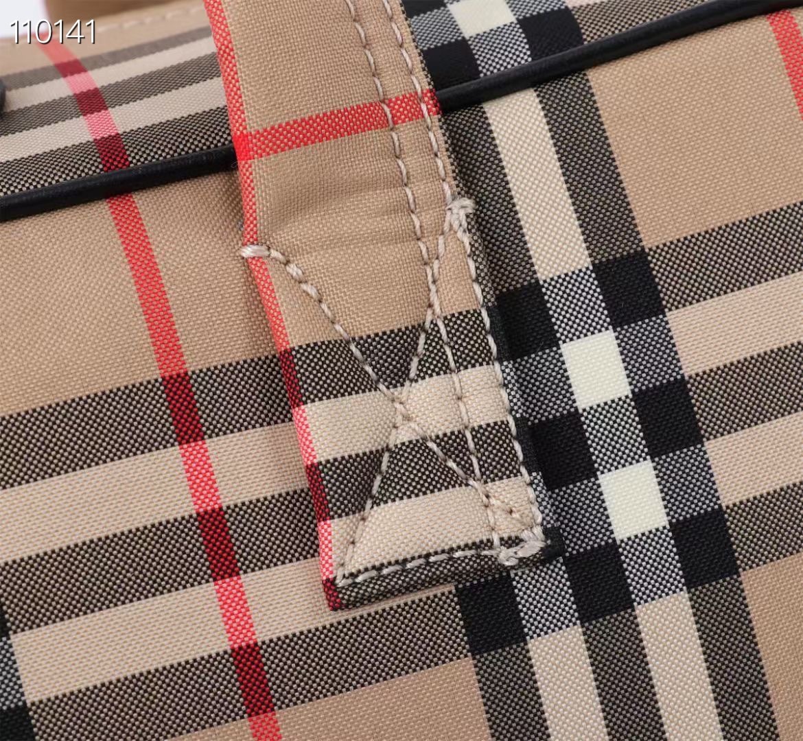 🔥🔥B家超实用妈咪包 尼龙面料融入皮革饰边 设有多个口袋和折叠式🥰容量超级nice 尺寸:43x17.5