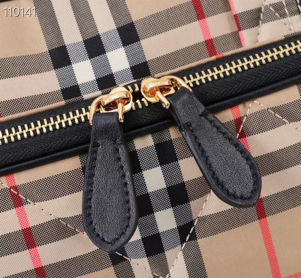 🔥🔥B家超实用妈咪包 尼龙面料融入皮革饰边 设有多个口袋和折叠式🥰容量超级nice 尺寸:43x17.5