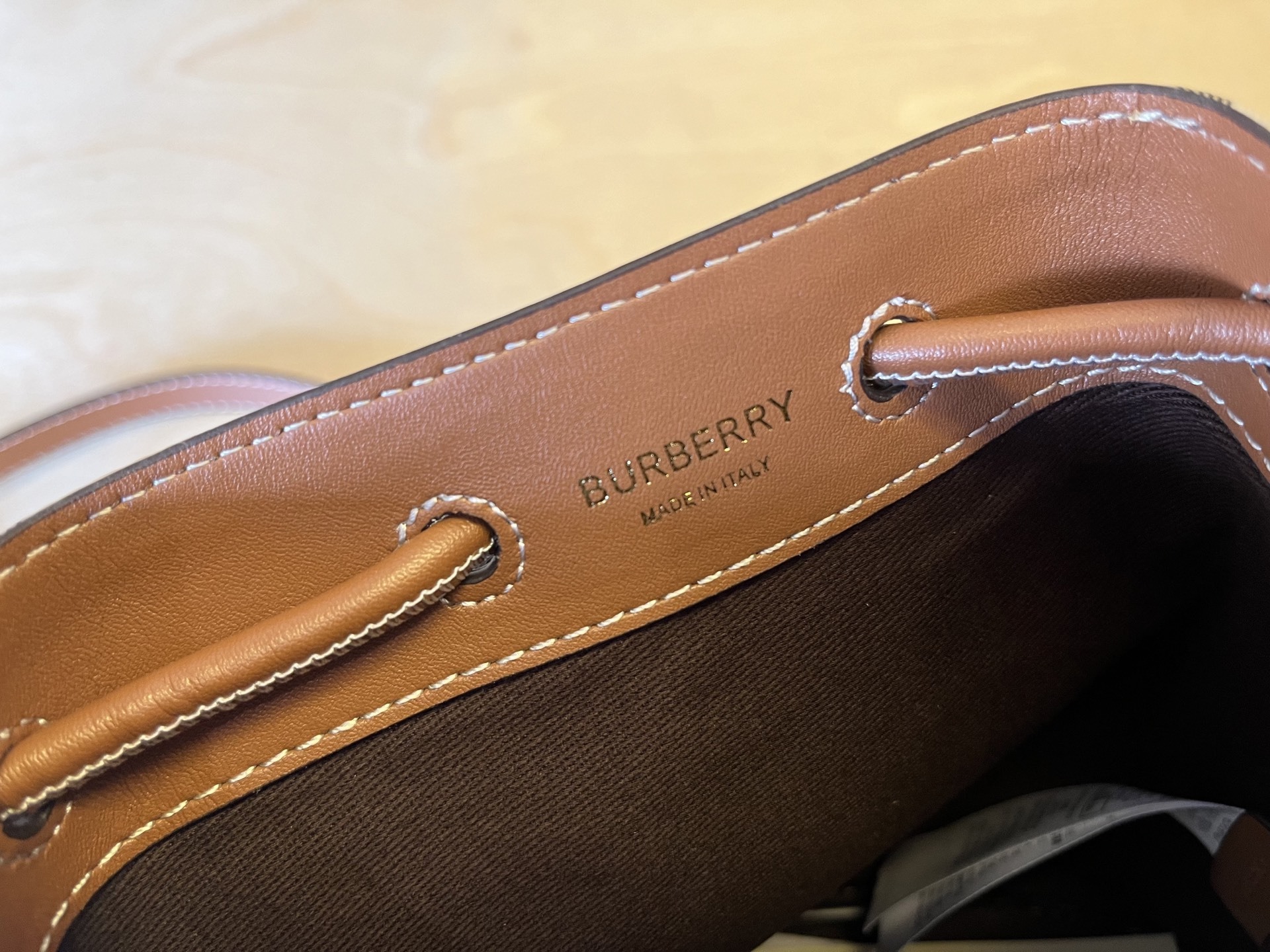 B家小迷你抽绳水桶包,装饰 Burberry 格纹,搭配意大利鞣制皮革边饰和 TB 专属标识。11、16