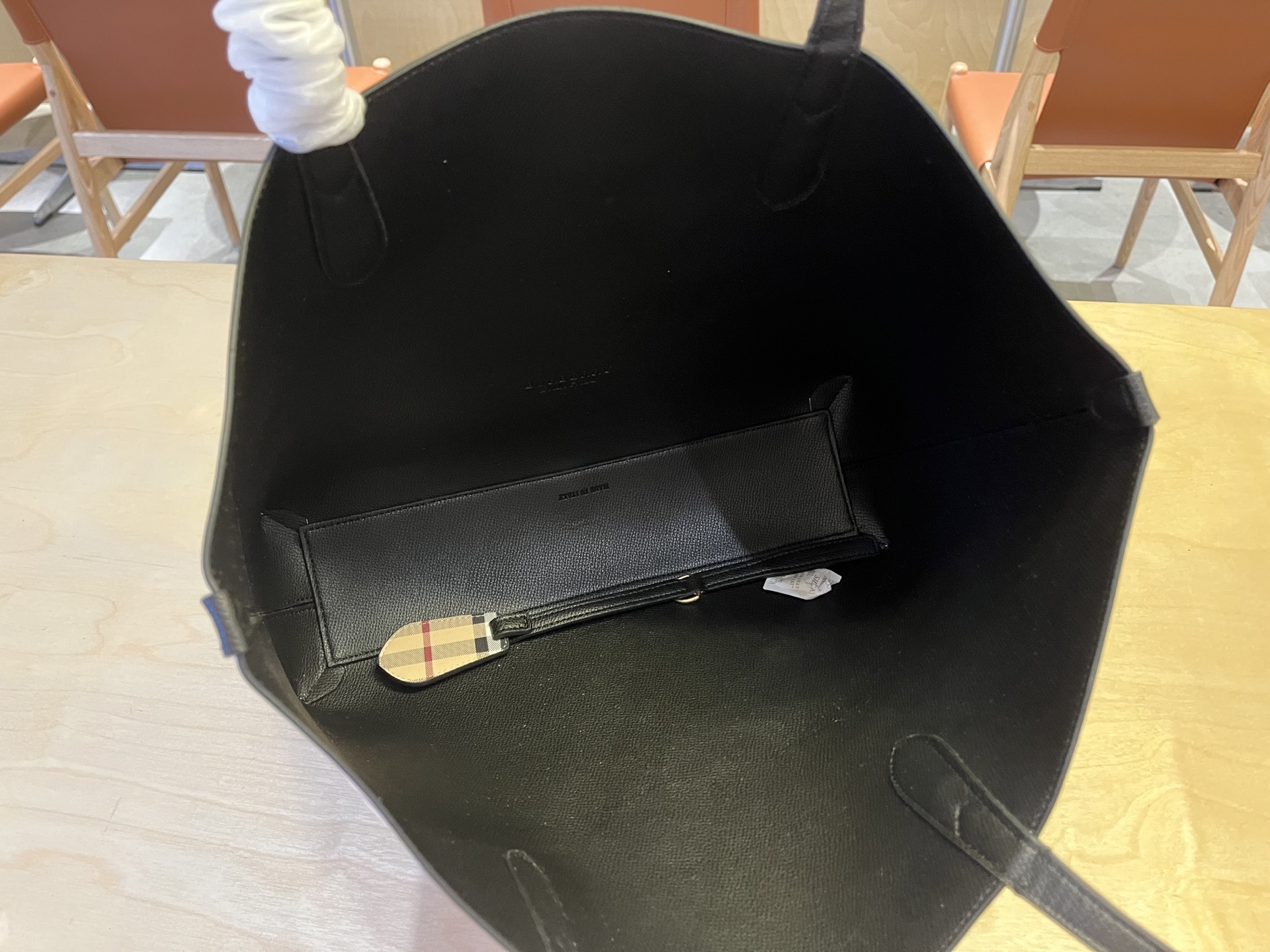 -B家双面购物袋 简约利落的实用功能型购物袋 充裕的内部空间可轻松容纳日常随身物品 配送防尘袋 尺寸:上