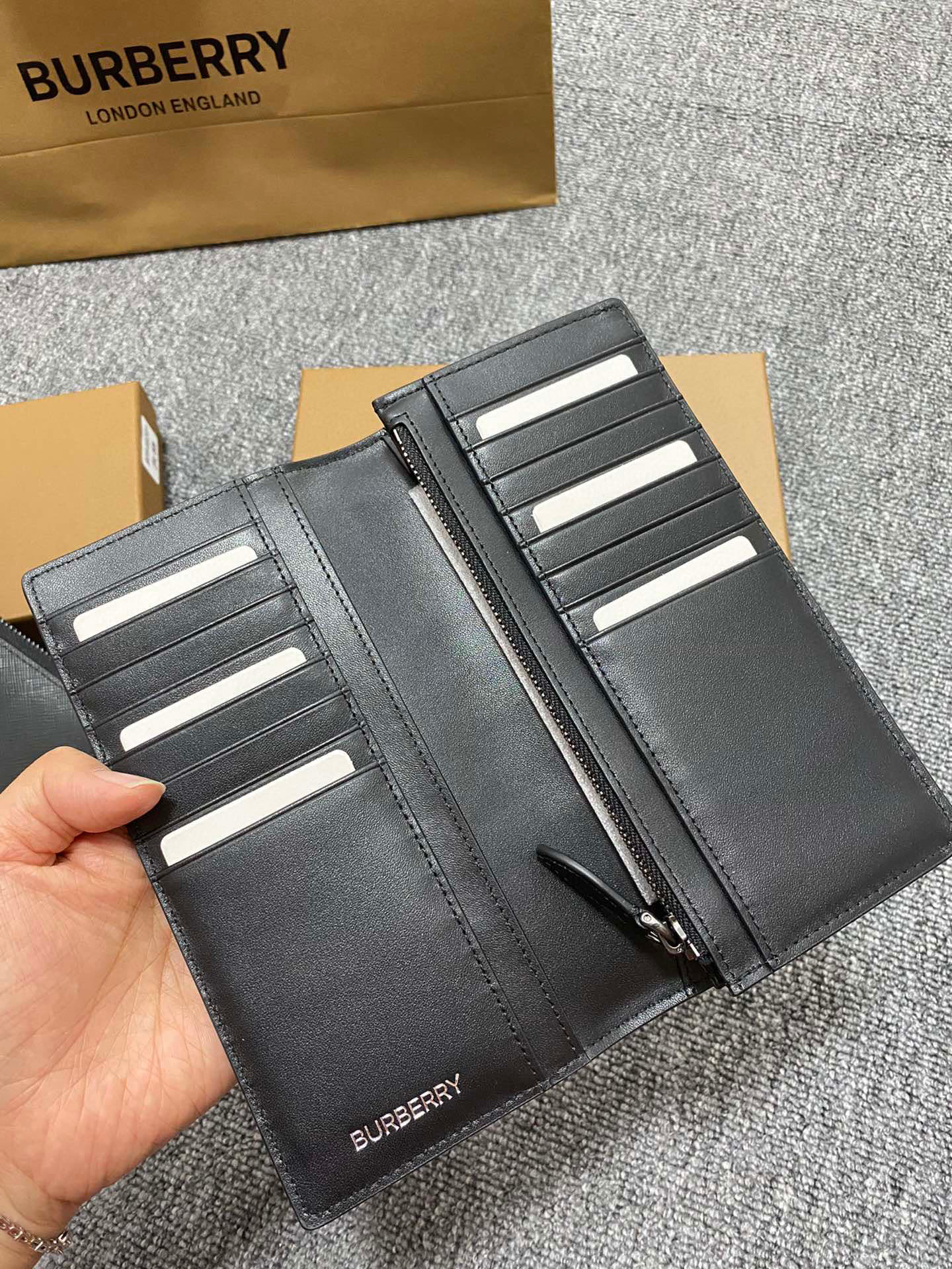 原单London 格纹二折包➰ 装饰标志性格纹设计 烟熏格子搭配进口粒面小牛皮，正面怖有 B立体字母徽栐