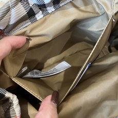 B家最新Horseshoe 双肩包,汲取英伦田园雅致灵感。选用绗缝尼龙面料打造,搭配精纺 Burberr B家最新Horseshoe 双肩包,汲取英伦田园雅致灵感。选用绗缝尼龙面料打造,搭配精纺 Burberr