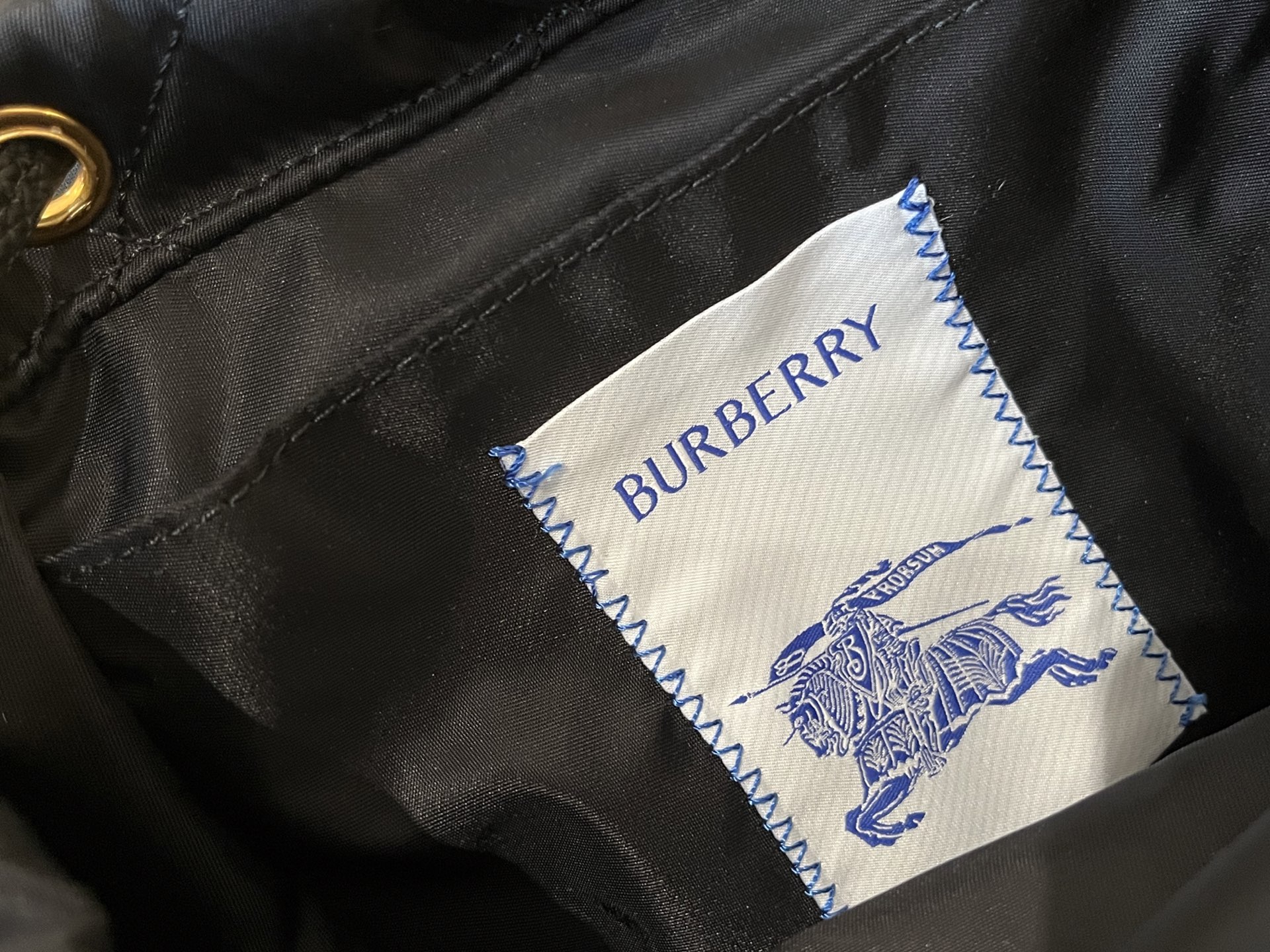 B家最新Horseshoe 双肩包，汲取英伦田园雅致灵感。选用绗缝尼龙面料打造，搭配精纺 Burberr