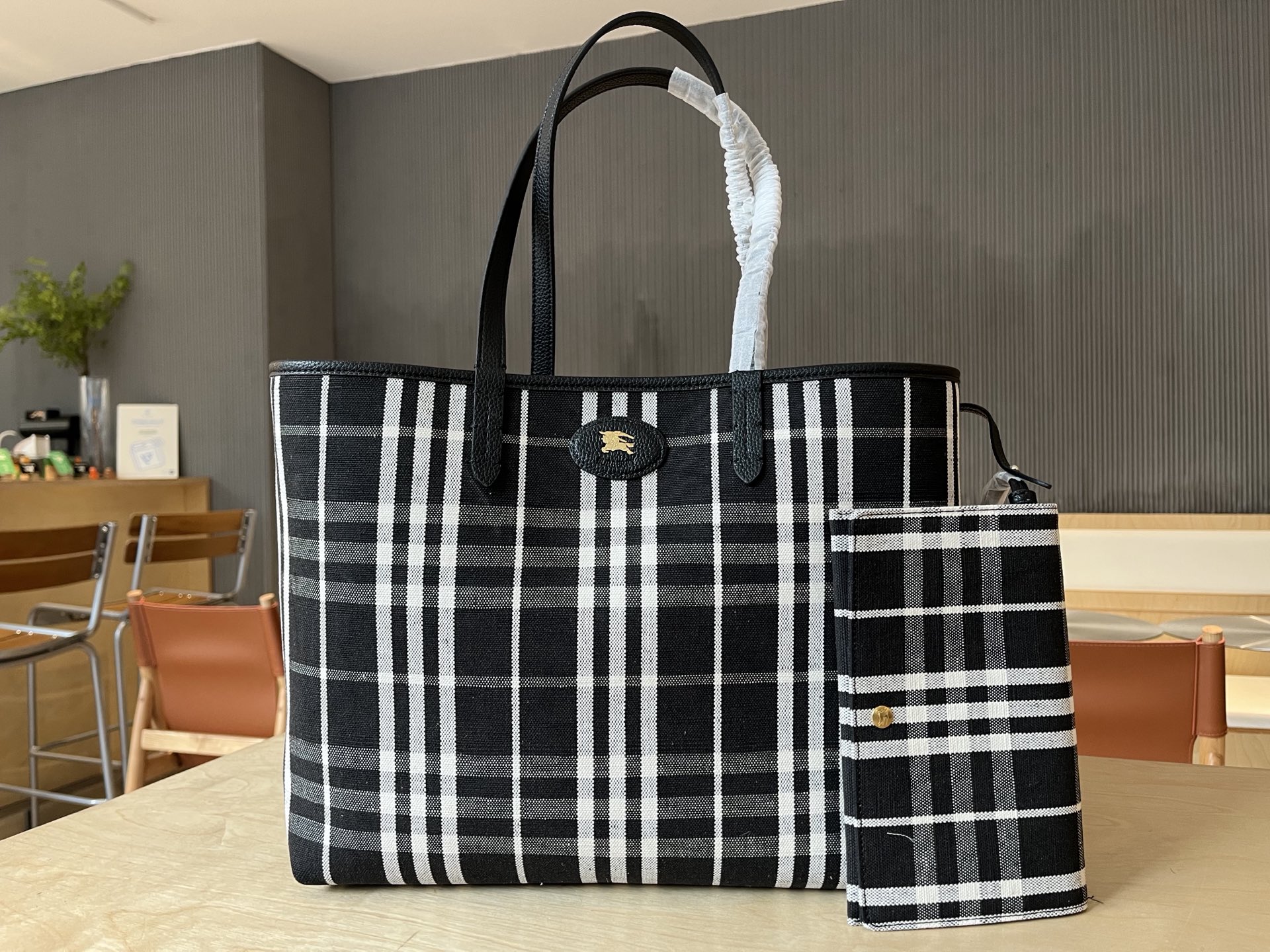 B包双面两用中号 Bloomsbury 托特包，选用粒纹小牛皮材质打造，于意大利工坊精制而成。反面为 B