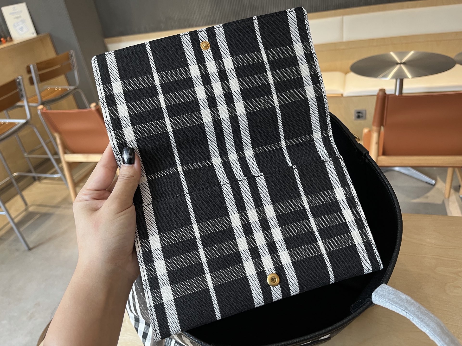 B包双面两用中号 Bloomsbury 托特包，选用粒纹小牛皮材质打造，于意大利工坊精制而成。反面为 B