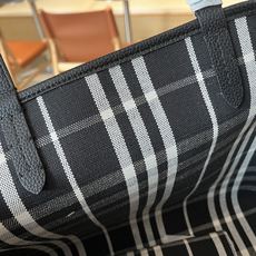 B包双面两用中号 Bloomsbury 托特包,选用粒纹小牛皮材质打造,于意大利工坊精制而成。反面为 B B包双面两用中号 Bloomsbury 托特包,选用粒纹小牛皮材质打造,于意大利工坊精制而成。反面为 B