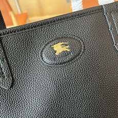 B包双面两用中号 Bloomsbury 托特包,选用粒纹小牛皮材质打造,于意大利工坊精制而成。反面为 B B包双面两用中号 Bloomsbury 托特包,选用粒纹小牛皮材质打造,于意大利工坊精制而成。反面为 B