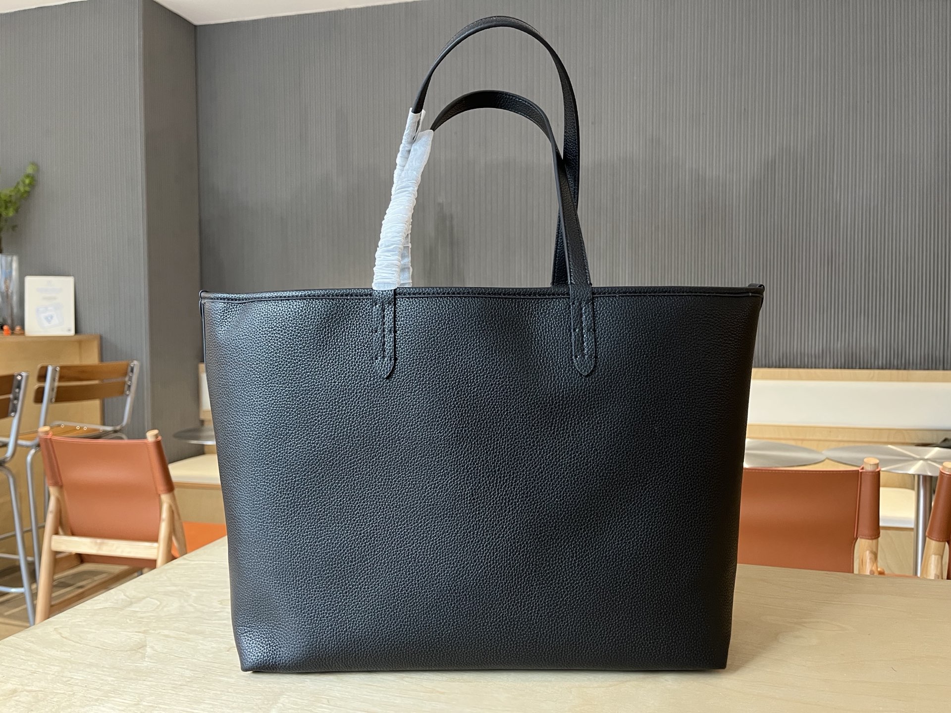 B包双面两用中号 Bloomsbury 托特包,选用粒纹小牛皮材质打造,于意大利工坊精制而成。反面为 B B包双面两用中号 Bloomsbury 托特包,选用粒纹小牛皮材质打造,于意大利工坊精制而成。反面为 B