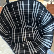 B包双面两用中号 Bloomsbury 托特包,选用粒纹小牛皮材质打造,于意大利工坊精制而成。反面为 B B包双面两用中号 Bloomsbury 托特包,选用粒纹小牛皮材质打造,于意大利工坊精制而成。反面为 B