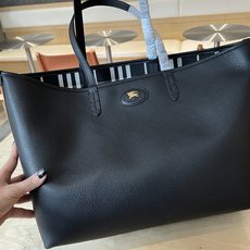 B包双面两用中号 Bloomsbury 托特包,选用粒纹小牛皮材质打造,于意大利工坊精制而成。反面为 B B包双面两用中号 Bloomsbury 托特包,选用粒纹小牛皮材质打造,于意大利工坊精制而成。反面为 B