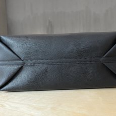 B包双面两用中号 Bloomsbury 托特包,选用粒纹小牛皮材质打造,于意大利工坊精制而成。反面为 B B包双面两用中号 Bloomsbury 托特包,选用粒纹小牛皮材质打造,于意大利工坊精制而成。反面为 B