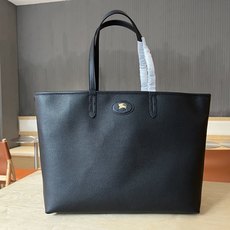 B包双面两用中号 Bloomsbury 托特包,选用粒纹小牛皮材质打造,于意大利工坊精制而成。反面为 B B包双面两用中号 Bloomsbury 托特包,选用粒纹小牛皮材质打造,于意大利工坊精制而成。反面为 B