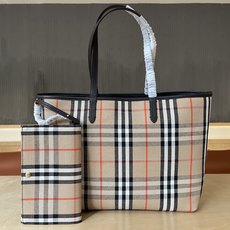 B包双面两用中号 Bloomsbury 托特包,选用粒纹小牛皮材质打造,于意大利工坊精制而成。反面为 B B包双面两用中号 Bloomsbury 托特包,选用粒纹小牛皮材质打造,于意大利工坊精制而成。反面为 B