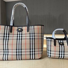 B包双面两用中号 Bloomsbury 托特包,选用粒纹小牛皮材质打造,于意大利工坊精制而成。反面为 B B包双面两用中号 Bloomsbury 托特包,选用粒纹小牛皮材质打造,于意大利工坊精制而成。反面为 B