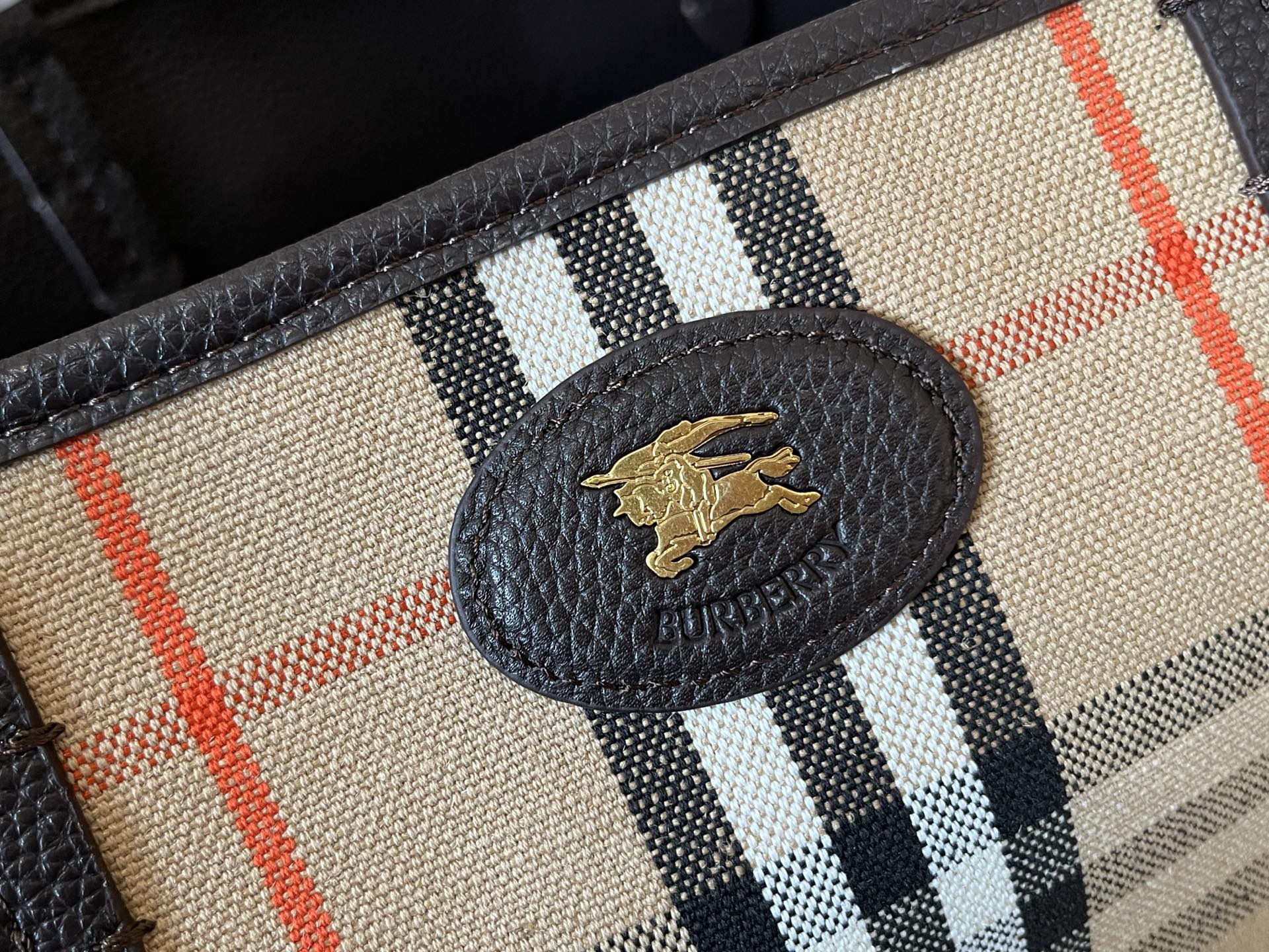 B包双面两用中号 Bloomsbury 托特包,选用粒纹小牛皮材质打造,于意大利工坊精制而成。反面为 B B包双面两用中号 Bloomsbury 托特包,选用粒纹小牛皮材质打造,于意大利工坊精制而成。反面为 B