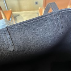 B包双面两用中号 Bloomsbury 托特包,选用粒纹小牛皮材质打造,于意大利工坊精制而成。反面为 B B包双面两用中号 Bloomsbury 托特包,选用粒纹小牛皮材质打造,于意大利工坊精制而成。反面为 B