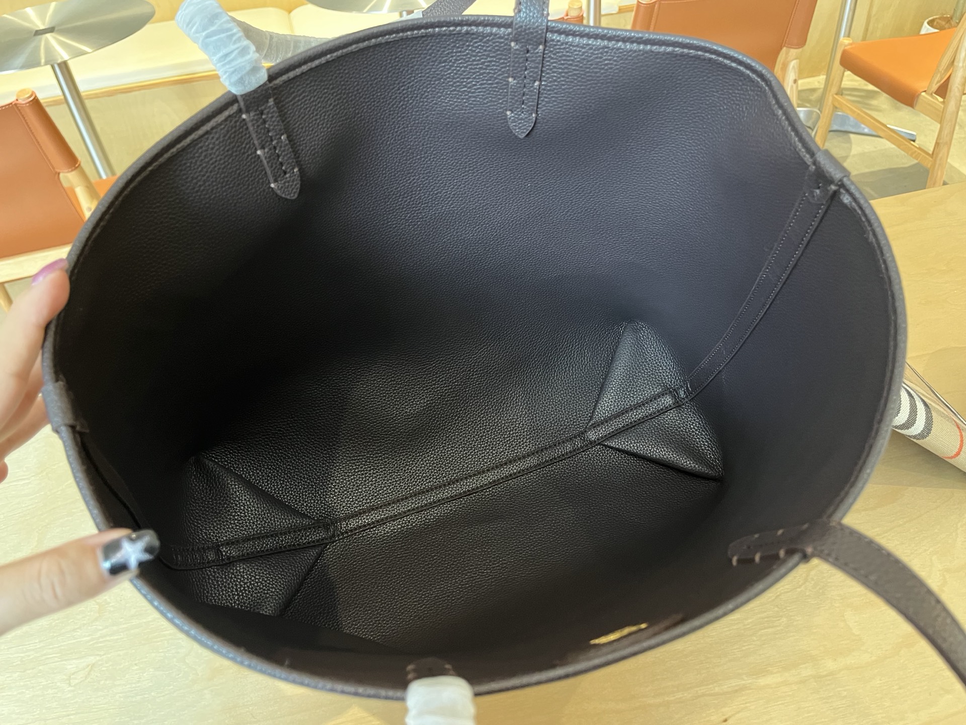B包双面两用中号 Bloomsbury 托特包,选用粒纹小牛皮材质打造,于意大利工坊精制而成。反面为 B B包双面两用中号 Bloomsbury 托特包,选用粒纹小牛皮材质打造,于意大利工坊精制而成。反面为 B