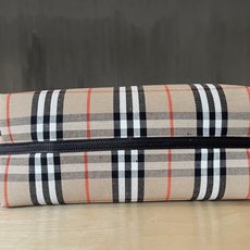 B包双面两用中号 Bloomsbury 托特包,选用粒纹小牛皮材质打造,于意大利工坊精制而成。反面为 B B包双面两用中号 Bloomsbury 托特包,选用粒纹小牛皮材质打造,于意大利工坊精制而成。反面为 B