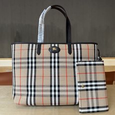 B包双面两用中号 Bloomsbury 托特包,选用粒纹小牛皮材质打造,于意大利工坊精制而成。反面为 B B包双面两用中号 Bloomsbury 托特包,选用粒纹小牛皮材质打造,于意大利工坊精制而成。反面为 B