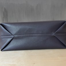 B包双面两用中号 Bloomsbury 托特包,选用粒纹小牛皮材质打造,于意大利工坊精制而成。反面为 B B包双面两用中号 Bloomsbury 托特包,选用粒纹小牛皮材质打造,于意大利工坊精制而成。反面为 B