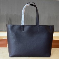 B包双面两用中号 Bloomsbury 托特包,选用粒纹小牛皮材质打造,于意大利工坊精制而成。反面为 B B包双面两用中号 Bloomsbury 托特包,选用粒纹小牛皮材质打造,于意大利工坊精制而成。反面为 B