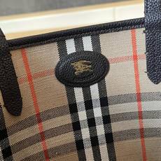 B包双面两用中号 Bloomsbury 托特包,选用粒纹小牛皮材质打造,于意大利工坊精制而成。反面为 B B包双面两用中号 Bloomsbury 托特包,选用粒纹小牛皮材质打造,于意大利工坊精制而成。反面为 B