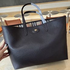 B包双面两用中号 Bloomsbury 托特包,选用粒纹小牛皮材质打造,于意大利工坊精制而成。反面为 B B包双面两用中号 Bloomsbury 托特包,选用粒纹小牛皮材质打造,于意大利工坊精制而成。反面为 B