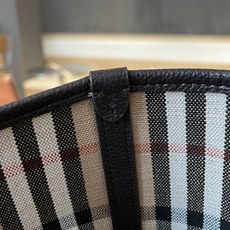 B包双面两用中号 Bloomsbury 托特包,选用粒纹小牛皮材质打造,于意大利工坊精制而成。反面为 B B包双面两用中号 Bloomsbury 托特包,选用粒纹小牛皮材质打造,于意大利工坊精制而成。反面为 B