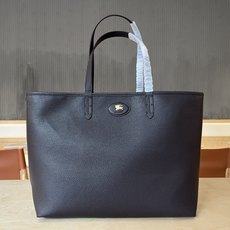 B包双面两用中号 Bloomsbury 托特包,选用粒纹小牛皮材质打造,于意大利工坊精制而成。反面为 B B包双面两用中号 Bloomsbury 托特包,选用粒纹小牛皮材质打造,于意大利工坊精制而成。反面为 B