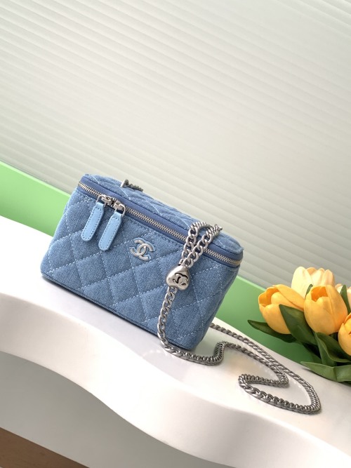 Chanel Boîte à Bijoux en Denim Bleu avec Détails Cœur, AP3204 1 Chanel Boîte à Bijoux en Denim Bleu avec Détails Cœur, AP3204