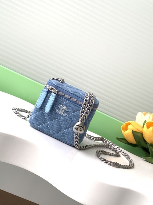 Elegante Bolso tipo Caja Chanel en Denim Azul con Cadena Ajustable 1 Elegante Bolso tipo Caja Chanel en Denim Azul con Cadena Ajustable