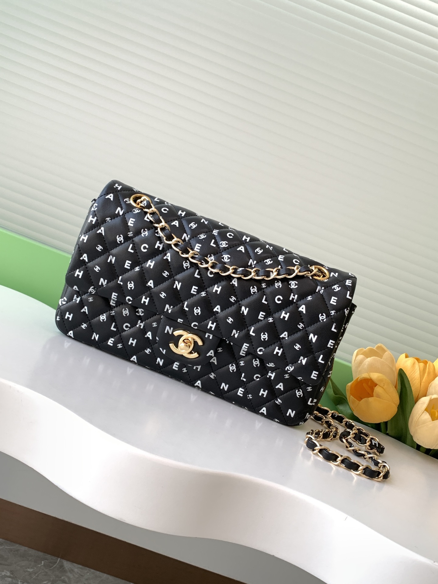 CF con estampado de letras en blanco y negro 24s ♥♥ ¡Cuanto más lo miro, más exquisito se vuelve! El diseño de estampad…
