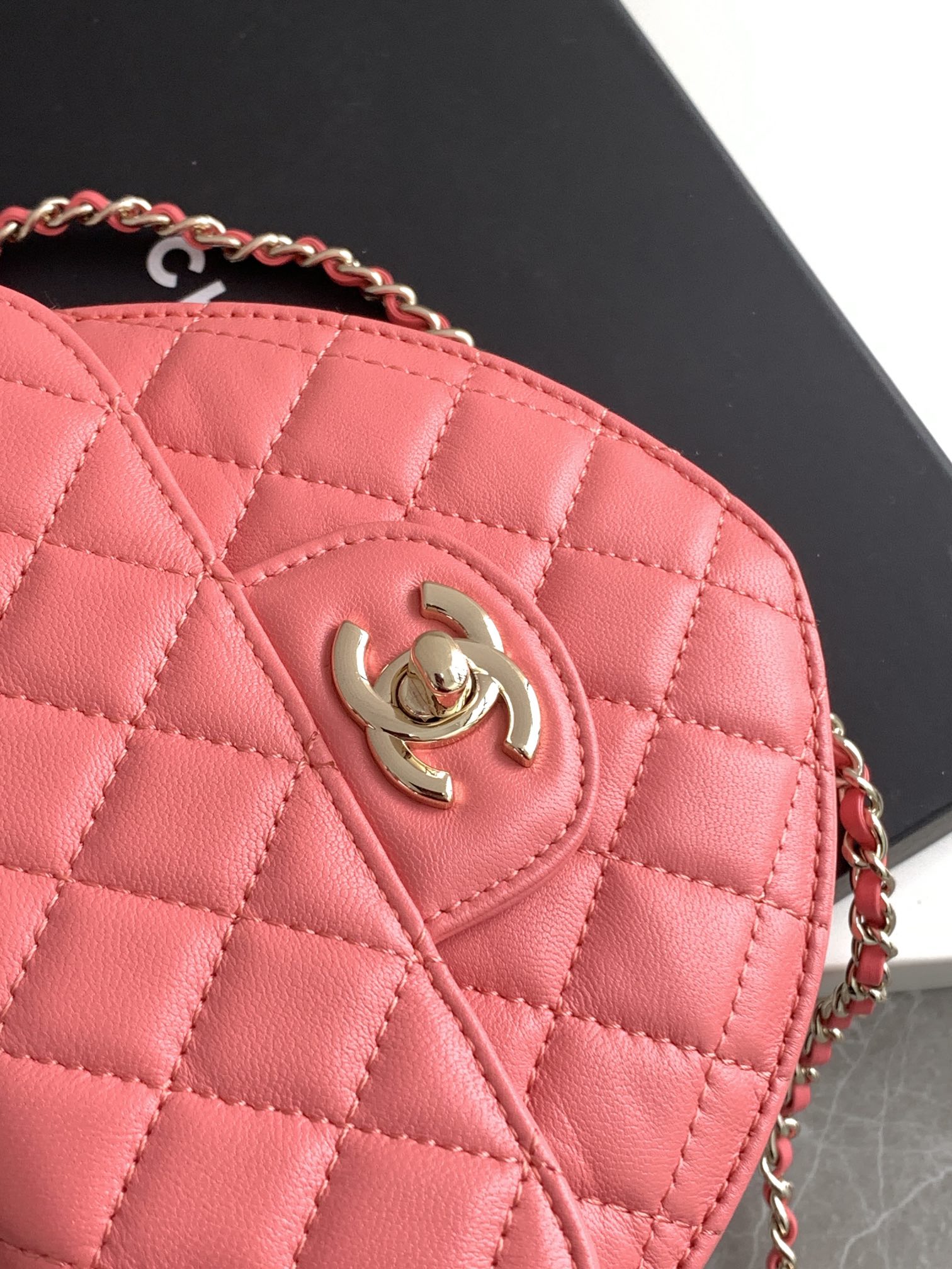 Chanel 22cc Spring/Summer Heart Bag: AS3191 Pink Leather Shoulder Bag 7 i1734243847 3043 4