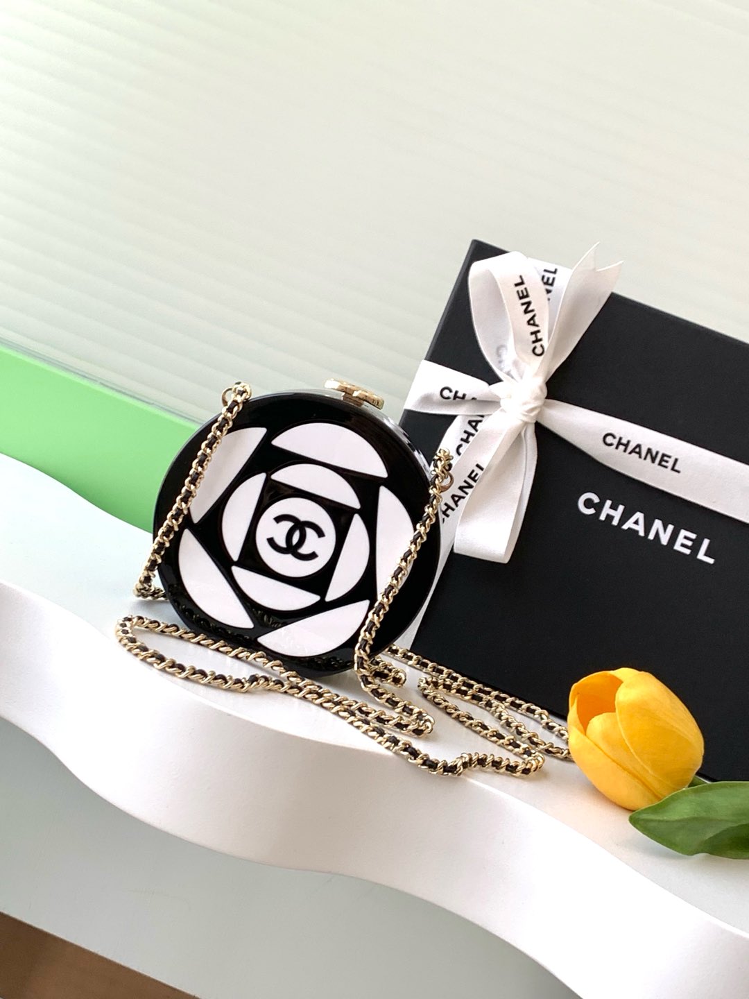 Чёрная круглая сумка с цветочным декором Chanel