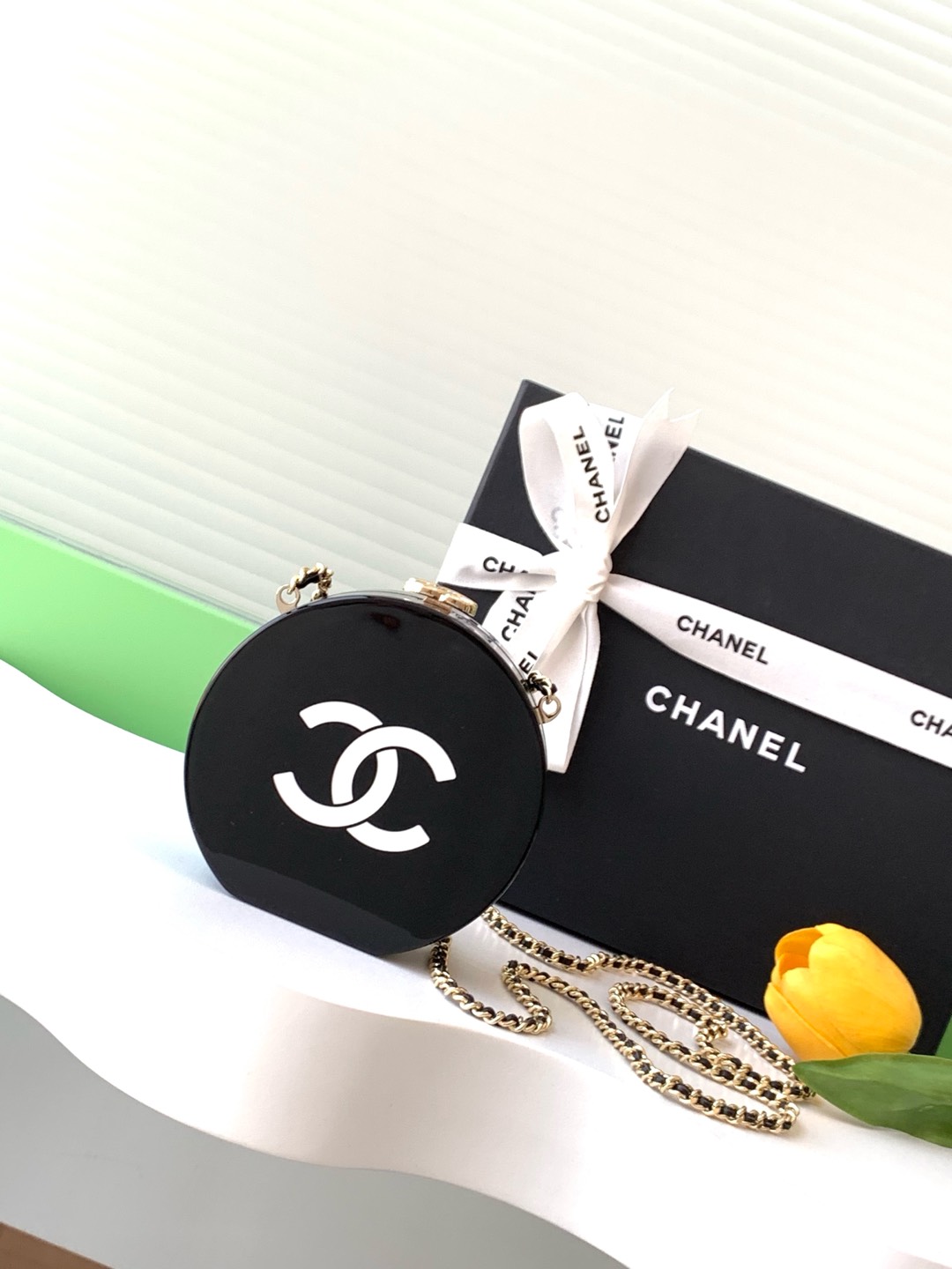 Чёрная круглая сумка с цветочным декором Chanel