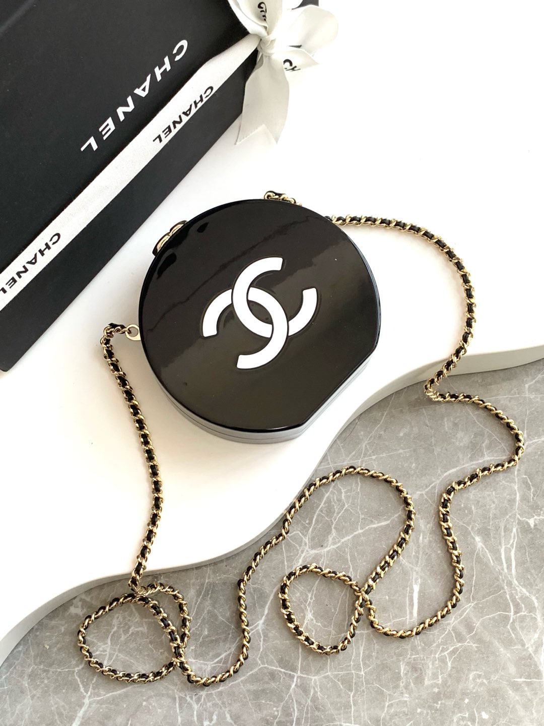 Чёрная круглая сумка с цветочным декором Chanel