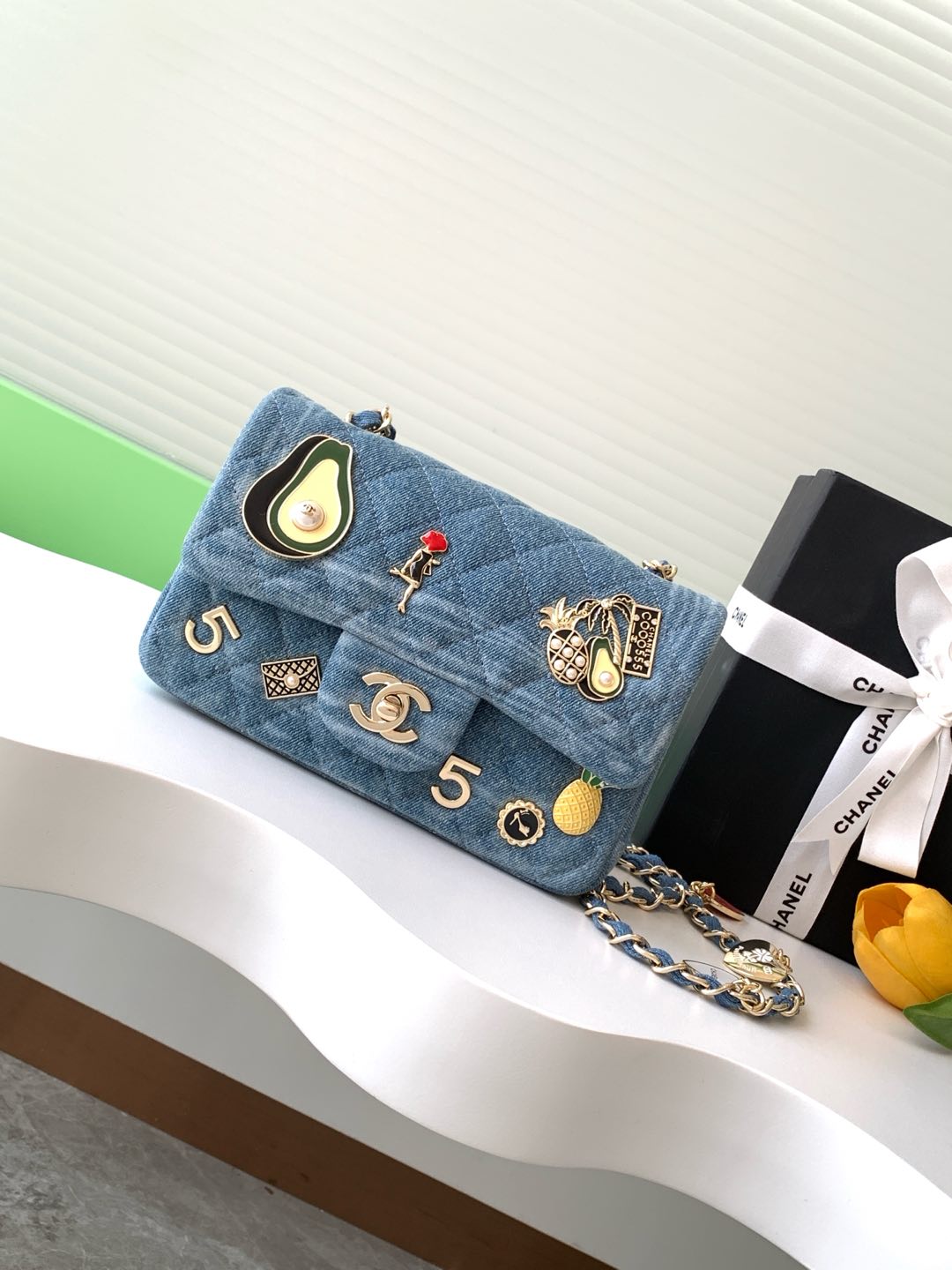 NO:186760,Chanel Limited Edition Middle Emblem Denim Vintage Denim Denim Denim Denim Presence of Absolute Ceiling Model Number AS1116 Size 20 Packaging Micro-Seal Denim, CHANEL, chanel19860909Chanel 限定款 中古 徽章牛仔 vintage 丹宁牛仔 绝对天花板的存在 款号AS1116 尺寸20 配包装 微章牛仔布,CHANEL,chanel,Bag