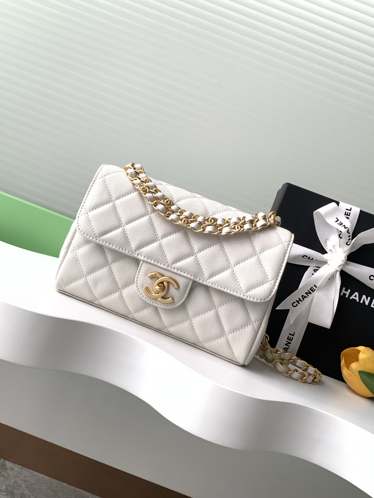 NO:206999,.25p double-chain caviar I didn’t expect to meet the 25p double-chain lychee beef season limited. I bought the small trumpet and the cf large mini and felt very similar. I am so happy. It’s completely my favorite. It’s softer and more casual than the cf’s large cowhide. It’s so happy. I have the first Chanel model number AS5240. Size 14-22-6.5, Chanel, chanel, cowhide19860909.25p双链条鱼子酱 没想到碰上了25p双链条荔枝牛季节限定 入手了小号和cf大mini感觉很相似了 好开心好开心 完完全全是我喜欢 比cf的大号的牛皮更软更休闲 好开心 拥有了第一个香奈儿 款号AS5240 尺寸14-22-6.5,香奈儿,chanel,cowhide,Bag