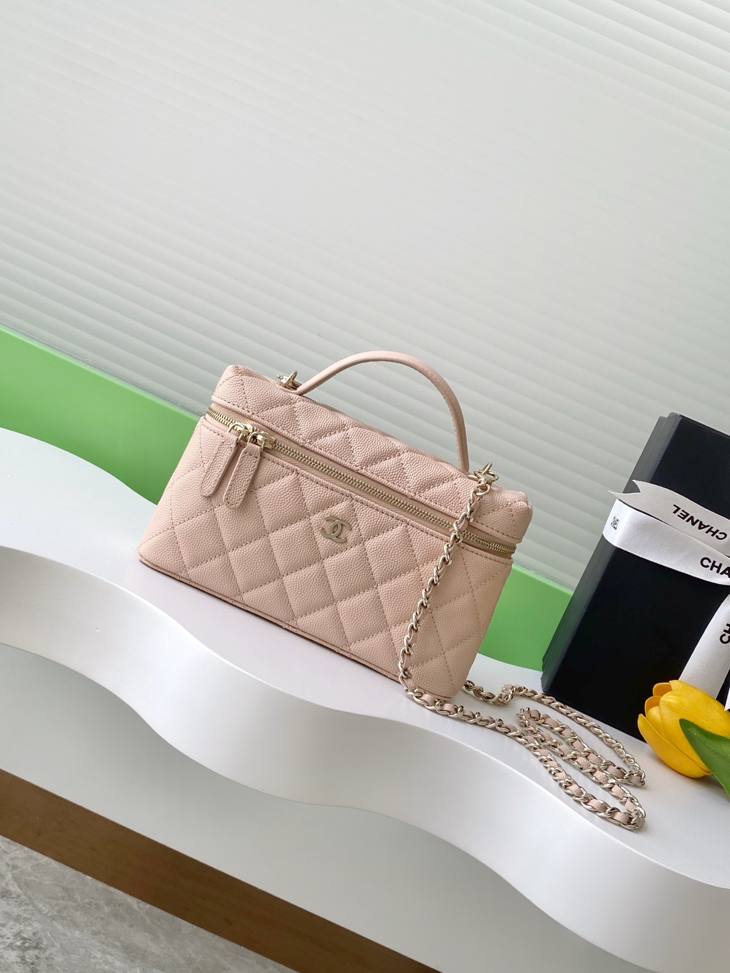 NO:208864,Spot 25C exquisite and compact chain clutch bag, granular calfskin with golden metal, makes the whole bag look more supportive. The lychee pattern leather surface is not easy to scratch. The chain is removable and the portable capacity is also suitable. Unique design and practicality have become my new favorite. Model number AP Size 17-19.5-5, Chanel, chanel, handbag, cowhide19860909现货 25C精致小巧链条手拿包 颗粒小牛皮配金色金属 让整个包看起来更加力挺 荔枝纹的皮面还不易刮花 链条可拆卸 还可手提容量也很合适 独特的设计和实用性 成为了我最近的新宠 款号AP 尺寸17-19.5-5,香奈儿,chanel,handbag,cowhide,Bag