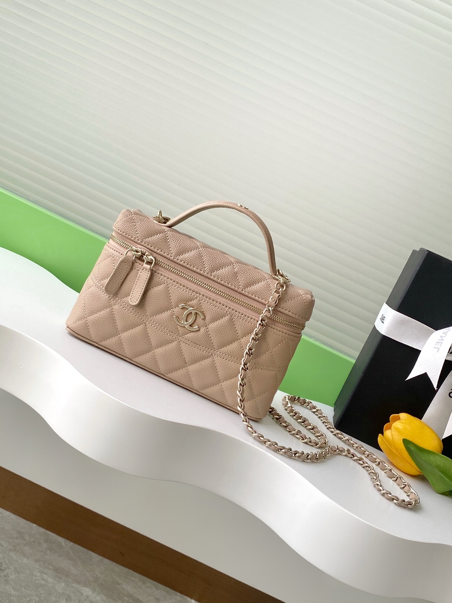 NO:208860,Spot 25C lunch box bag exquisite and compact chain clutch, granular calfskin with gold metal, handle and small logo, a curved stitch on the leather surface makes the whole bag look more strong, the lychee pattern leather surface is not easy to scratch, the chain is removable, and the carrying capacity is also very suitable. Unique design and practicality have become my new favorite. Model number A, size 17-19.5-5, Chanel, chanel, handbag, cowhide19860909现货 25C饭盒包精致小巧链条手拿包 颗粒小牛皮配金色金属 手柄还有小logo 皮面上一条有弧度的缝线 让整个包看起来更加力挺 荔枝纹的皮面还不易刮花 链条可拆卸 还可手提容量也很合适 独特的设计和实用性 成为了我最近的新宠 款号A 尺寸17-19.5-5,香奈儿,chanel,handbag,cowhide,Bag