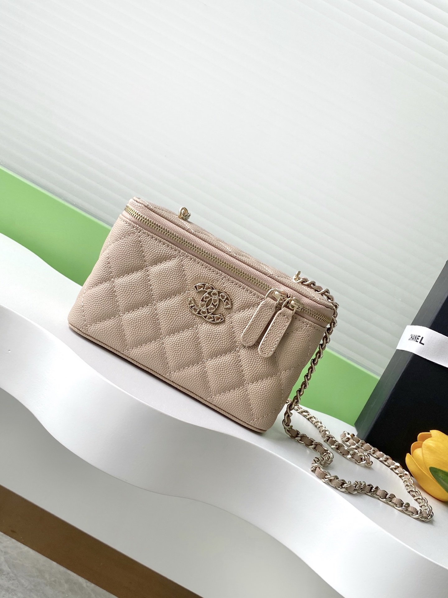 NO:187463,Genuine grade original leather 25p love diamond buckle makeup small lipstick box small storage box original hardware ball pattern leather excellent upper body effect model number AP size 17-9.5-8 full set of packaging, CHANEL, chanel19860909正品级 原厂皮 25p爱心钻石扣 化妆小口红盒子 小型收纳盒 原版五金 球纹皮 上身效果超赞 款号AP 尺寸17-9.5-8 全套包装,CHANEL,chanel,Bag